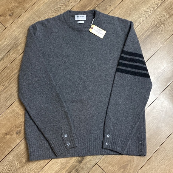 NWT THOM BROWNE MEDIUM GREY OVERWASHED CASHMERE JERSEY CREWNECK 4-BAR PULLOVER - Picture 6 of 9